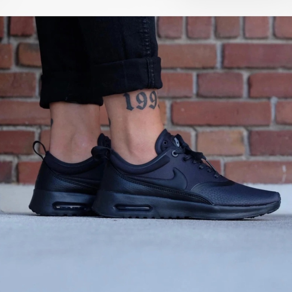 Women’s Nike Triple Black Leather Thea 6.5